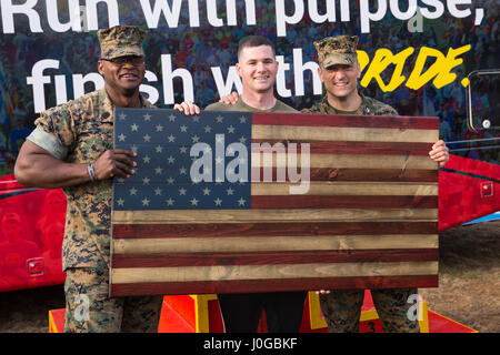 US Marine Corps Sgt. Major Charles R. Williams, links, Sergeant-Major, Marine Corps Base Quantico (MCBQ), Andrew Harper, Center und Oberst Joseph M. Murray, befehlshabender Offizier, MCBQ, posieren für ein Gruppenfoto bei der Siegerehrung nach dem Marine Corps Marathon (MCM) 17,75 k bei Prinz William Forest Park, VA., 25. März 2017. Die 17,75-Kilometer-Strecke erinnert an das Jahr der Marine Corps gegründet und bietet Zugang zu der MCM den Teilnehmern gewährleistet, die in der vorgegebenen Zeit fertig. (Foto: U.S. Marine Corps Lance Cpl. Cristian L. Ricardo) Stockfoto