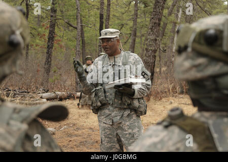 Erste Armee Beobachter Trainer/Ausbilder aus der 4. Kavallerie-Brigade bereiten eine Partnerschaft-Mission mit Armee-Reserve-Soldaten während Krieger Übung 78-17-01 am Joint Base McGuire-Dix-Lakehurst, New Jersey, 25. März 2017 beginnen. (Bildnachweis: Staff Sgt Ian M. Kummer) Stockfoto