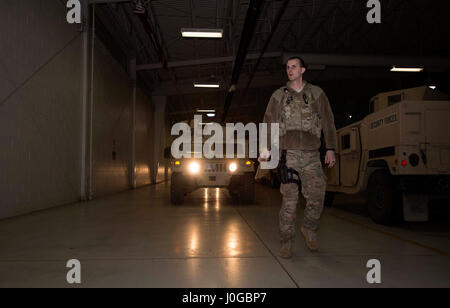 Senior Airman Michael Ripple, 791st Rakete Sicherheit Kräfte Reaktion Kraft Geschwaderführer, führt einen Humvee in Minot Air Force Base, N.D., 28. März 2017. Kontrollen erfolgen durch die Flieger auschecken ein Fahrzeug für den Einsatz. (U.S. Air Force Photo/Flieger 1. Klasse Austin M. Thomas) Stockfoto