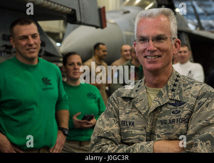170329-N-KB401-305 arabischen Golf (29. März 2017) stellvertretender Vorsitzender der Joint Chiefs Of Staff General Paul Selva spricht mit Matrosen an Bord des Flugzeugträgers USS George H.W. Bush (CVN-77) (GHWB) während einer United Service Organisationen (GVV) zu besuchen, um das Schiff. George h.w. Bush Carrier Strike Group in den USA bereitgestellt wird 5. Flotte Bereich der Maßnahmen zur Erhöhung der Sicherheit im Seeverkehr Operationen, Verbündete und Partner zu beruhigen, und die Freiheit der Schifffahrt und den freien Fluss des Handels in der Region zu erhalten. (Foto: U.S. Navy Mass Communication Specialist 3. Klasse Michael B. Zingaro / Stockfoto