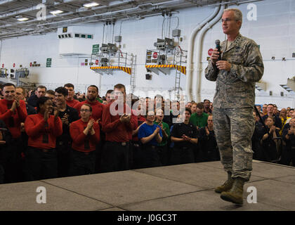 170329-N-KB401-498 arabischen Golf (29. März 2017) stellvertretender Vorsitzender der Joint Chiefs Of Staff General Paul Selva spricht mit Matrosen an Bord des Flugzeugträgers USS George H.W. Bush (CVN-77) (GHWB) während einer United Service Organisationen (GVV) zu besuchen, um das Schiff. George h.w. Bush Carrier Strike Group in den USA bereitgestellt wird 5. Flotte Bereich der Maßnahmen zur Erhöhung der Sicherheit im Seeverkehr Operationen, Verbündete und Partner zu beruhigen, und die Freiheit der Schifffahrt und den freien Fluss des Handels in der Region zu erhalten. (Foto: U.S. Navy Mass Communication Specialist 3. Klasse Michael B. Zingaro / Stockfoto