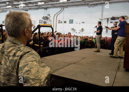 170329-N-KB401-544-arabischen Golf (29. März 2017) stellvertretender Vorsitzender der Joint Chiefs Of Staff General Paul Selva Uhren Sänger Craig Morgan durchführen für Segler im Hangar des Flugzeugträgers USS George H.W. Bush (CVN-77) (GHWB) Bucht während eines United Service Organisationen (USO) Besichtigung des Schiffes. George h.w. Bush Carrier Strike Group in den USA bereitgestellt wird 5. Flotte Bereich der Maßnahmen zur Erhöhung der Sicherheit im Seeverkehr Operationen, Verbündete und Partner zu beruhigen, und die Freiheit der Schifffahrt und den freien Fluss des Handels in der Region zu erhalten. (U.S. Navy Photo von Massenkommunikation Stockfoto
