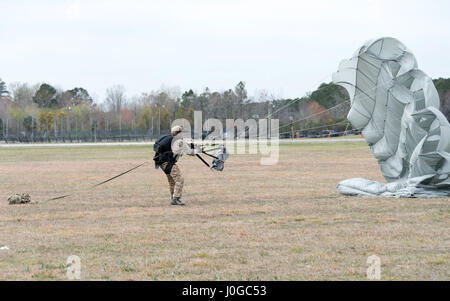 170330-N-SF508-250 SUFFOLK, Virginia (30. März 2017) – eine Explosive Ordnance Disposal Techniker, zugewiesen, Explosive Ordnance Entsorgung Group (EODGRU) 2, sammelt seinen Fallschirm nach der Landung während der militärischen Freifall Ausbildung in Suffolk, VA EODGRU 2 hat seinen Hauptsitz in gemeinsamen Expeditionary Base Little Creek Fort Story und betreut Mobile Tauchen und Salvage Unit 2 (MDSU 2) und alle Ostküste Navy EOD mobile Einheiten. (Foto: U.S. Navy Mass Communication Specialist 2. Klasse Charles Oki / veröffentlicht) Stockfoto