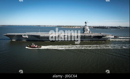 170408-N-WZ792-033 NEWPORT NEWS, Virginia (8. April 2017) die zukünftige USS Gerald R. Ford (CVN-78) aus eigener Kraft zum ersten Mal im Gange. Das First-Class-Schiff--die erste neue US-Flugzeugträger Design in 40 Jahren--verbringen mehrere Tage Durchführung des Erbauers Probefahrten, einen umfassenden Test für einen Großteil des Schiffes wichtige Systeme und Technologien. (Foto: U.S. Navy Mass Communication Specialist 2. Klasse Ridge Leoni/freigegeben) Stockfoto