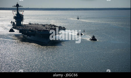 170408-N-WZ792-167 NEWPORT NEWS, Virginia (8. April 2017) die zukünftige USS Gerald R. Ford (CVN-78) aus eigener Kraft zum ersten Mal im Gange. Das First-Class-Schiff--die erste neue US-Flugzeugträger Design in 40 Jahren--verbringen mehrere Tage Durchführung des Erbauers Probefahrten, einen umfassenden Test für einen Großteil des Schiffes wichtige Systeme und Technologien. (Foto: U.S. Navy Mass Communication Specialist 2. Klasse Ridge Leoni/freigegeben) Stockfoto