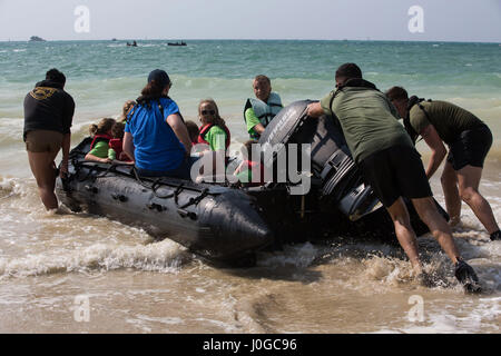 Kinder von 3d Reconnaissance Battalion, 3d Marineabteilung, Teilnahme an Zodiac-Fahrten im Camp Schwab, Okinawa, Japan, 31. März 2017. Kinder, Ehegatten und Service-Mitglieder nehmen an Veranstaltungen wie Zodiac-Fahrten, o-Kurs, federnd Haus Kurs und Tarnung Gesicht malen um Familienbande zwischen Service-Mitglieder und ihre Familien zu bauen. (Foto: U.S. Marine Corps MCIPAC Bekämpfung der Kamera Lance Cpl. Brooke Deiters) Stockfoto