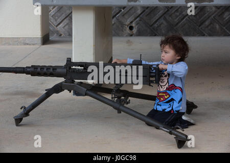 Ein Kind von 3d Reconnaissance Battalion, 3d Marineabteilung, nutzt eine M240B Maschinengewehr bei Camp Schwab, Okinawa, Japan, 31. März 2017. Kinder, Ehegatten und Service-Mitglieder nehmen an Veranstaltungen wie Zodiac-Fahrten, o-Kurs, federnd Haus Kurs und Tarnung Gesicht malen um Familienbande zwischen Service-Mitglieder und ihre Familien zu bauen. (Foto: U.S. Marine Corps MCIPAC Bekämpfung der Kamera Lance Cpl. Brooke Deiters) Stockfoto