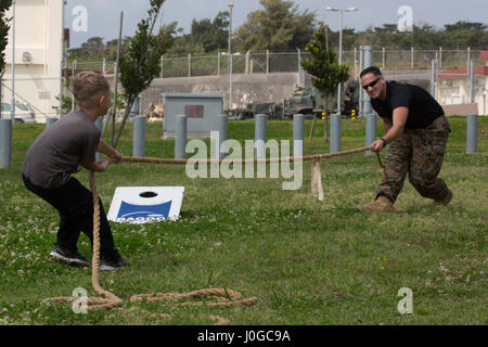 Kinder von 3d Reconnaissance Battalion, 3d Marineabteilung, Teilnahme an Tauziehen bei Camp Schwab, Okinawa, Japan, 31. März 2017. Kinder, Ehegatten und Service-Mitglieder nehmen an Veranstaltungen wie Zodiac-Fahrten, o-Kurs, federnd Haus Kurs und Tarnung Gesicht malen um Familienbande zwischen Service-Mitglieder und ihre Familien zu bauen. (Foto: U.S. Marine Corps MCIPAC Bekämpfung der Kamera Lance Cpl. Brooke Deiters) Stockfoto