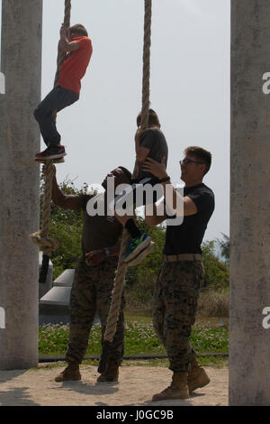 Kinder von 3d Reconnaissance Battalion, 3d Marine Division Aufstieg ein Seil am Camp Schwab, Okinawa, Japan, 31. März 2017. Kinder, Ehegatten und Service-Mitglieder nehmen an Veranstaltungen wie Zodiac-Fahrten, o-Kurs, federnd Haus Kurs und Tarnung Gesicht malen um Familienbande zwischen Service-Mitglieder und ihre Familien zu bauen. (Foto: U.S. Marine Corps MCIPAC Bekämpfung der Kamera Lance Cpl. Brooke Deiters) Stockfoto