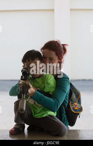 Familie von 3d Reconnaissance Battalion, 3d Marineabteilung, nutzt eine M4 Karabiner bei Camp Schwab, Okinawa, Japan, 31. März 2017. Kinder, Ehegatten und Service-Mitglieder nehmen an Veranstaltungen wie Zodiac-Fahrten, o-Kurs, federnd Haus Kurs und Tarnung Gesicht malen um Familienbande zwischen Service-Mitglieder und ihre Familien zu bauen. (Foto: U.S. Marine Corps MCIPAC Bekämpfung der Kamera Lance Cpl. Brooke Deiters) Stockfoto