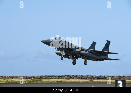 Ein F-15 Eagle der U.S. Air Force vom 144th Fighter Wing der California Air National Guard startet während Sentry Aloha 17-03 für einen morgendlichen Einsatz am Honolulu International Airport. Die Übung bietet integrierte, realistische gemeinsame Schulungen für Mitarbeiter der Air National Guard, der Air Force und des DoD. Stockfoto