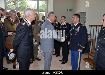 Die königliche Hoheit, Prinz Charles, Prinz von Wales, trifft US Armee Oberst Darius S. Gallegos, stellvertretender Leiter der CoESPU bei Besuch im Center of Excellence für Stabilität Polizei-Einheiten (CoESPU) Vicenza, Italien, 1. April 2017. (US-Armee Foto von visuellen Informationen Spezialist Paolo Bovo/freigegeben) Stockfoto