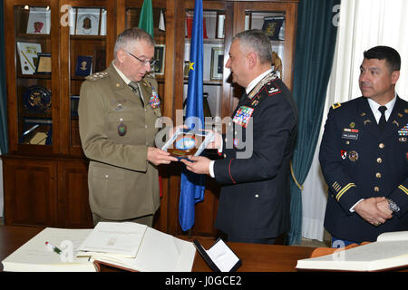 Major General Giovanni Pietro Barbano, Center of Excellence für Stabilität Polizei-Einheiten (CoESPU) Direktor (rechts), präsentiert Carabinieri CoESPU Kamm gen Claudio Graziano, Italienisch Stabschef der Armee, bei Besuch im Center of Excellence für Stabilität Polizei-Einheiten (CoESPU) Vicenza, Italien, 1. April 2017. (US-Armee Foto von visuellen Informationen Spezialist Paolo Bovo/freigegeben) Stockfoto