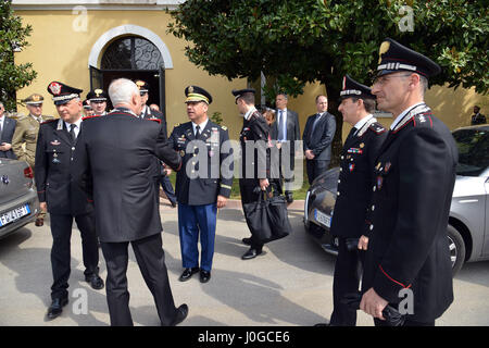 Gen Tullio Del Sette, italienische Carabinieri-General-Kommandeur (links), dank US Armee Oberst Darius S. Gallegos, CoESPU stellvertretender Direktor (rechts), während der Besuch am Center of Excellence für Stabilität Polizei-Einheiten (CoESPU) Vicenza, Italien, 1. April 2017. (US-Armee Foto von visuellen Informationen Spezialist Paolo Bovo/freigegeben) Stockfoto