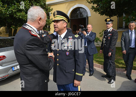 Gen Tullio Del Sette, italienische Carabinieri-General-Kommandeur (links), dank US Armee Oberst Darius S. Gallegos, CoESPU stellvertretender Direktor (rechts), während der Besuch am Center of Excellence für Stabilität Polizei-Einheiten (CoESPU) Vicenza, Italien, 1. April 2017. (US-Armee Foto von visuellen Informationen Spezialist Paolo Bovo/freigegeben) Stockfoto