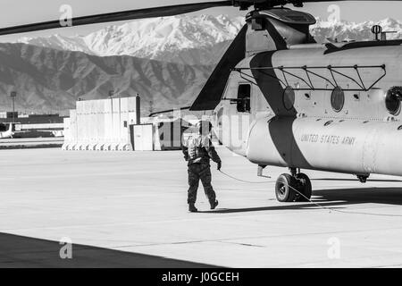 Ein US-Armee CH-47 Hubschrauber Crewchief zugewiesen, Task Force Flying Dragon, 16. Combat Aviation Brigade, bereitet einen Flug mit US-Armeesoldaten zugewiesen 14. Kavallerie-Regiment, 1st Stryker Brigade Combat Team, 1. Staffel, 2. US-Infanteriedivision während des Trainings Bagram Airfield, Afghanistan, 1. April 2017 7. Infanterie-Division. Die Kavallerie-Soldaten bieten eine Antwort bereit Kraft für abgestürztes Flugzeug und die Ausbildung konzentrierte sich auf die Vorbereitung auf ihre Mission zur Unterstützung der Operation Freedom Sentinel und entschlossene Unterstützungsmission zu übernehmen. Stockfoto