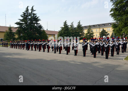 Italienische Carabinieri der NCO Schule von Florenz, Italien, bei Besuch der königlichen Hoheit Prinz Charles, Prinz von Wales am Center of Excellence für Stabilität Polizei-Einheiten (CoESPU) Vicenza, Italien, 1. April 2017. (US-Armee Foto von visuellen Informationen Spezialist Antonio Bedin/freigegeben) Stockfoto