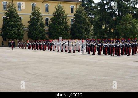 Italienische Carabinieri der NCO Schule von Florenz, Italien, bei Besuch der königlichen Hoheit Prinz Charles, Prinz von Wales am Center of Excellence für Stabilität Polizei-Einheiten (CoESPU) Vicenza, Italien, 1. April 2017. (US-Armee Foto von visuellen Informationen Spezialist Antonio Bedin/freigegeben) Stockfoto