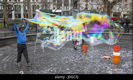 Kinder haben Spaß, lernen, Riesenseifenblasen im Madison Park in Manhattran, New York City zu machen. Stockfoto