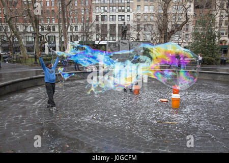 Kinder haben Spaß, lernen, Riesenseifenblasen im Madison Park in Manhattran, New York City zu machen. Stockfoto