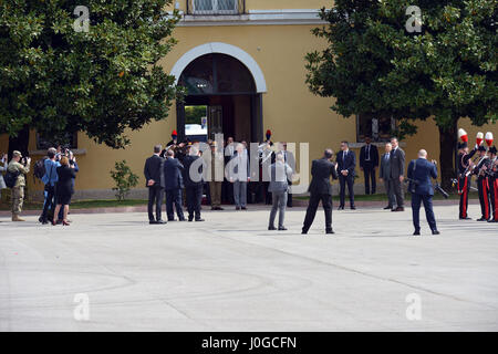 Die königliche Hoheit Prinz Charles, Prinz von Wales kommt am Center of Excellence für Stabilität Polizei-Einheiten (CoESPU) Vicenza, Italien, 1. April 2017. (US-Armee Foto von visuellen Informationen Spezialist Antonio Bedin/freigegeben) Stockfoto