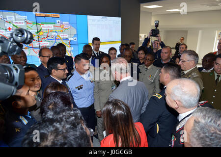 Die königliche Hoheit, Prinz Charles, Prinz von Wales, trifft Studenten aus Europa, Afrika, Italien und den USA bei Besuch im Center of Excellence für Stabilität Polizei-Einheiten (CoESPU) Vicenza, Italien, 1. April 2017. (US-Armee Foto von visuellen Informationen Spezialist Antonio Bedin/freigegeben) Stockfoto