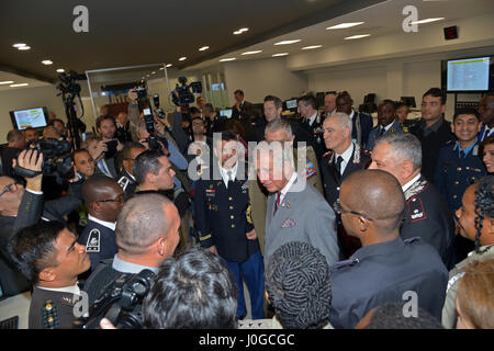 Die königliche Hoheit, Prinz Charles, Prinz von Wales, trifft Studenten aus Europa, Afrika, Italien und den USA bei Besuch im Center of Excellence für Stabilität Polizei-Einheiten (CoESPU) Vicenza, Italien, 1. April 2017. (US-Armee Foto von visuellen Informationen Spezialist Antonio Bedin/freigegeben) Stockfoto