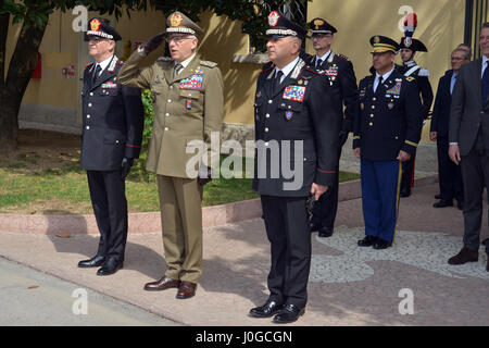 Erhalten Sie gen Tullio Del Sette, italienische Carabinieri-General-Kommandeur (links), gen Claudio Graziano, Italienisch Stabschef der Armee (Mitte) und Major General Giovanni Pietro Barbano, Center of Excellence für Stabilität Polizei-Einheiten (CoESPU) Direktor (links), Gruß der Ehre am Ende des Besuchs im Center of Excellence für Stabilität Polizei-Einheiten (CoESPU) Vicenza, Italien, 1. April 2017. (US-Armee Foto von visuellen Informationen Spezialist Antonio Bedin/freigegeben) Stockfoto