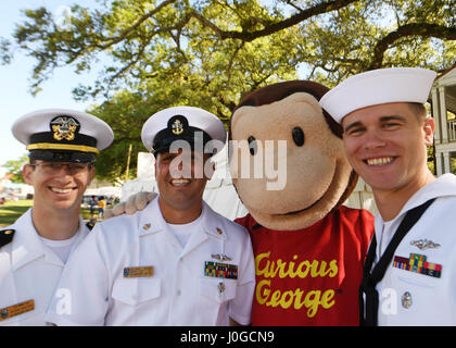 170401-N-LQ926-008 BILOXI, Mississippi (1. April 2017) Segler aus der Virginia-Klasse schnell-Angriff u-Boot USS Mississippi (SSN-782) posieren für ein Foto während der Mississippi Bicentennial/Navy Woche Feier am Centennial Plaza Gulfport, Mississippi. Gulfport/Biloxi ist einer der ausgewählten Regionen an Host 2017 Navy Woche, eine Woche, die US-Marine durch lokale Öffentlichkeitsarbeit, Zivildienst und Ausstellungen Bewusstsein gewidmet. (Foto: U.S. Navy Mass Communication Specialist 2. Klasse Alex Van'tLeven/freigegeben) Stockfoto