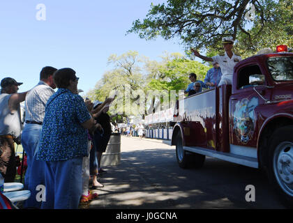 170401-N-LQ926-155 BILOXI, Mississippi (1. April 2017) Rear Admiral Timothy C. Gallaudet, Kommandant, Marine Meteorologie und Ozeanographie Befehl, beteiligt sich an der Mississippi Bicentennial/Navy Woche Celebration Parade in Centennial Plaza, Gulfport, Mississippi. Gulfport/Biloxi ist einer der ausgewählten Regionen an Host 2017 Navy Woche, eine Woche, die US-Marine durch lokale Öffentlichkeitsarbeit, Zivildienst und Ausstellungen Bewusstsein gewidmet. (Foto: U.S. Navy Mass Communication Specialist 2. Klasse Alex Van'tLeven/freigegeben) Stockfoto