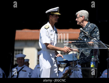 170401-N-LQ926-377 BILOXI, Mississippi (1. April 2017) Rear Admiral Timothy C. Gallaudet, Kommandant, Marine Meteorologie und Ozeanographie Befehl erhält die Beginn Proklamation, im Namen der Marine von Frl. Gouverneur Phil Bryant während einer Zeremonie für die Mississippi Bicentennial/Navy Woche Feier am Centennial Plaza, Gulfport, Mississippi. Gulfport/Biloxi ist einer der ausgewählten Regionen an Host 2017 Navy Woche, eine Woche, die US-Marine durch lokale Öffentlichkeitsarbeit, Zivildienst und Ausstellungen Bewusstsein gewidmet. (Foto: U.S. Navy Mass Communication Specialist 2. Klasse Alex Van'tLeven/Rel Stockfoto