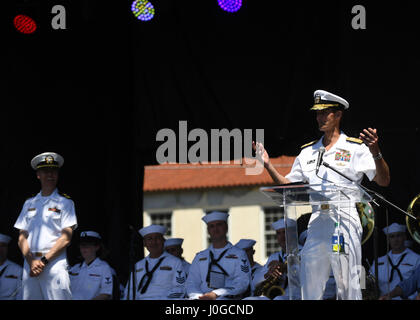 170401-N-LQ926-506 BILOXI, Mississippi (1. April 2017) Rear Admiral Timothy C. Gallaudet, Kommandant, Marine Meteorologie und Ozeanographie Befehl erkennt Crew-Mitglieder von der Virginia-Klasse schnell-Angriff u-Boot USS Mississippi (SSN-782), während die offizielle Abschlussfeier der Verkündigung für die Mississippi Bicentennial/Navy Woche Feier am Centennial Plaza, Gulfport, Mississippi. Gulfport/Biloxi ist einer der ausgewählten Regionen an Host 2017 Navy Woche, eine Woche, die US-Marine durch lokale Öffentlichkeitsarbeit, Zivildienst und Ausstellungen Bewusstsein gewidmet. (U.S. Navy Photo von Massenkommunikation Stockfoto