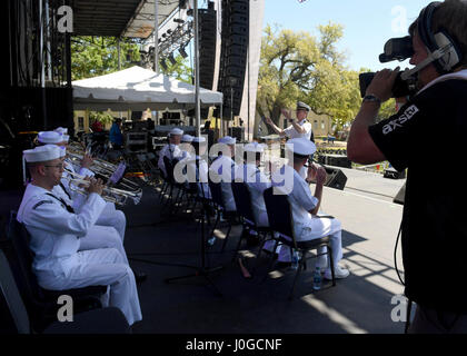 170401-N-LQ926-642 BILOXI, Mississippi (1. April 2017) Marine Band Südosten führt während der offiziellen Abschlussfeier der Verkündigung für die Mississippi Bicentennial/Navy Woche Celebration Parade im Centennial Plaza, Gulfport, Mississippi. Gulfport/Biloxi ist einer der ausgewählten Regionen an Host 2017 Navy Woche, eine Woche, die US-Marine durch lokale Öffentlichkeitsarbeit, Zivildienst und Ausstellungen Bewusstsein gewidmet. (US Navy Foto von Mass Communication Specialist 2ndClass Alex Van'tLeven/freigegeben) Stockfoto