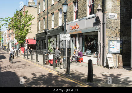 Geschäfte und Käufern auf Lamb es Conduit Street in Bloomsbury, London, UK Stockfoto