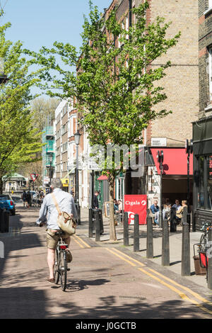 Geschäfte und Käufern auf Lamb es Conduit Street in Bloomsbury, London, UK Stockfoto