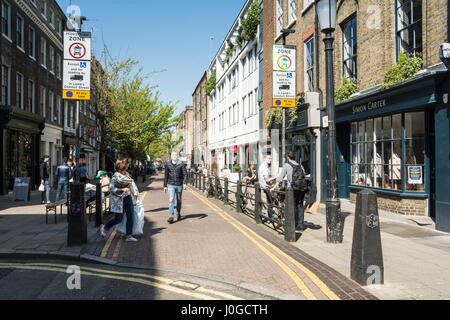 Geschäfte und Käufern auf Lamb es Conduit Street in Bloomsbury, London, UK Stockfoto