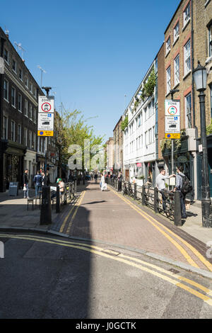 Geschäfte und Käufern auf Lamb es Conduit Street in Bloomsbury, London, UK Stockfoto