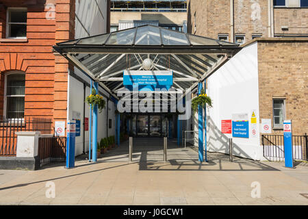 Der Eingang zum weltberühmten Great Ormond Street Children's Hospital, London, Bloomsbury, WC1N, England, GROSSBRITANNIEN Stockfoto
