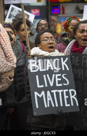 Schwarzen Leben Angelegenheit; und andere Aktivisten demonstrieren und marschieren in Midtown Manhattan, um Druck für systemischen Wandel im örtlichen Polizeidienststellen sowie Pushback gegen Trump Verwaltung Politik aufrecht zu erhalten. Stockfoto