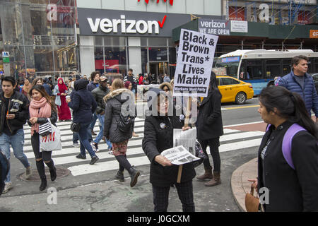 Schwarzen Leben Angelegenheit; und andere Aktivisten demonstrieren und marschieren in Midtown Manhattan, um Druck für systemischen Wandel im örtlichen Polizeidienststellen sowie Pushback gegen Trump Verwaltung Politik aufrecht zu erhalten. Stockfoto