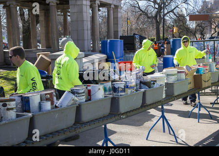 New York City beherbergt eine sichere Entsorgung-Veranstaltung im Prospect Park wo Menschen alte Elektronik, Lacke, Chemikalien und andere giftige Stoffe, Drogen, entzündliche Stoffe und andere Materialien, die schädlich für die Umwelt abladen können. Tonnenweise Materialien sind abgefallen. Stockfoto