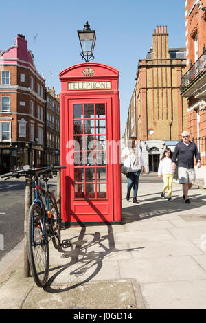 Eine rote Telefonzelle auf Bedford Row in Bloomsbury, London, UK Stockfoto