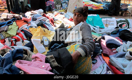 Äthiopische Frau Verkauf von second-hand-Kleidung auf Markt in Addis Abeba Stockfoto