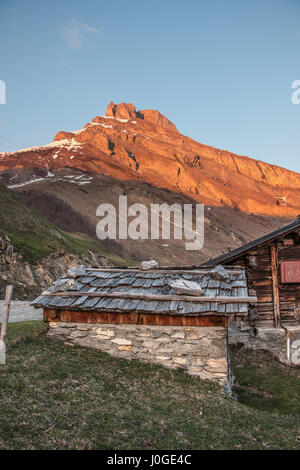 Sonnenuntergang auf dem Berggipfel. Stockfoto