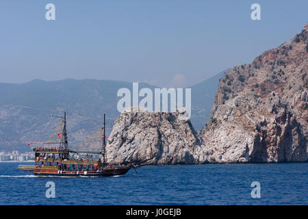 Touristische Boot segeln um Kap jilvarda von Alanya Castle Rock Stockfoto