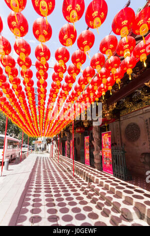 Chinesische Laternen vor einem Tempel in der Telok Ayer Street, Singapur Stockfoto