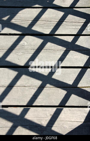 Schatten auf Eisenbahnbrücke Stockfoto