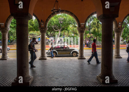 Ein altes Auto geht vor einer Galerie in Merida-Hauptplatz Stockfoto