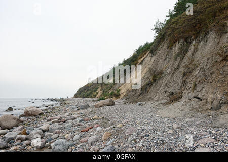 Menschen wandern entlang der Klippe Kreidefelsen der Insel Hiddensee (Deutschland) am Baltischen Meer. Stockfoto