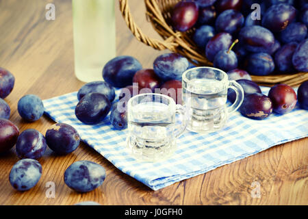 Pflaume Liqupr in kleinen Gläsern serviert. Kreuz-bearbeitetes Bild. Stockfoto